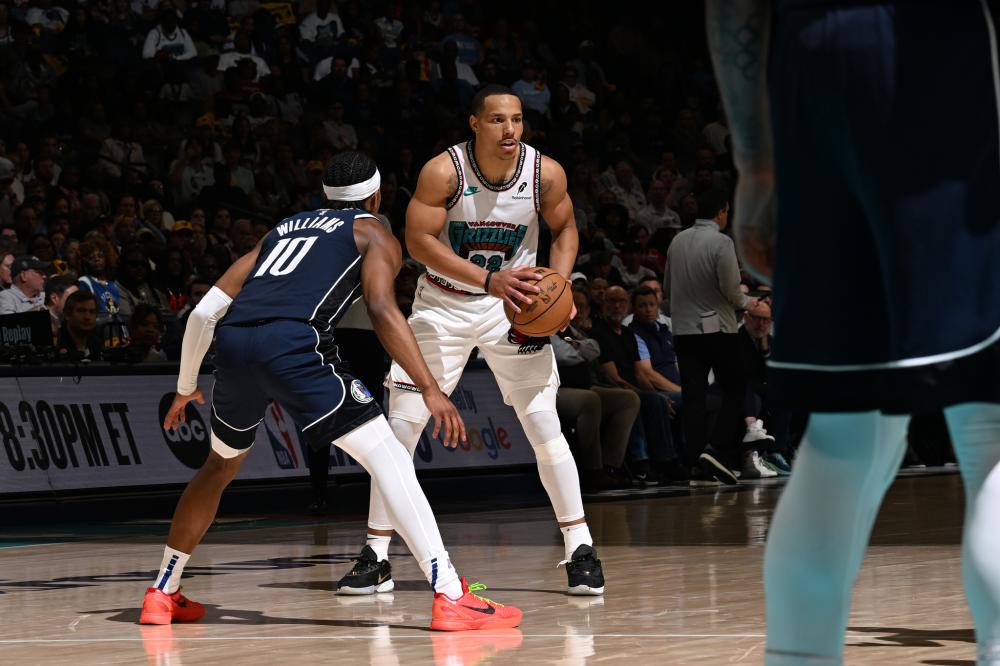 妻子不小心撞到脚，疼到单腿乱跳.